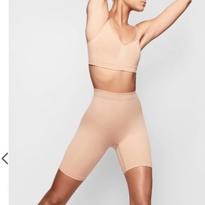 SKIMS SCULPTING SHORT MID THIGH